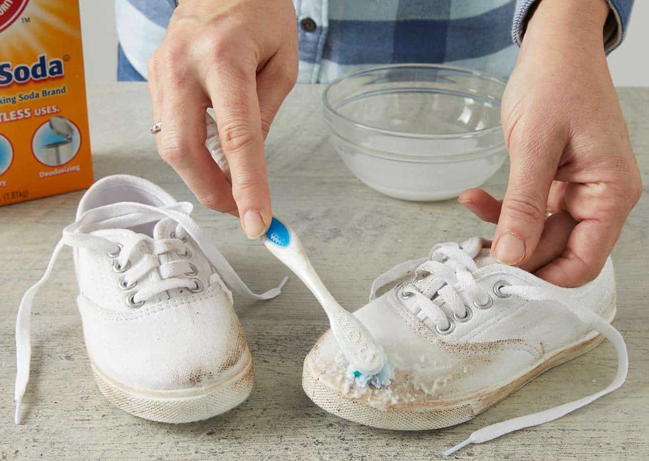 تمیز کردن کفش سفید با مسواک